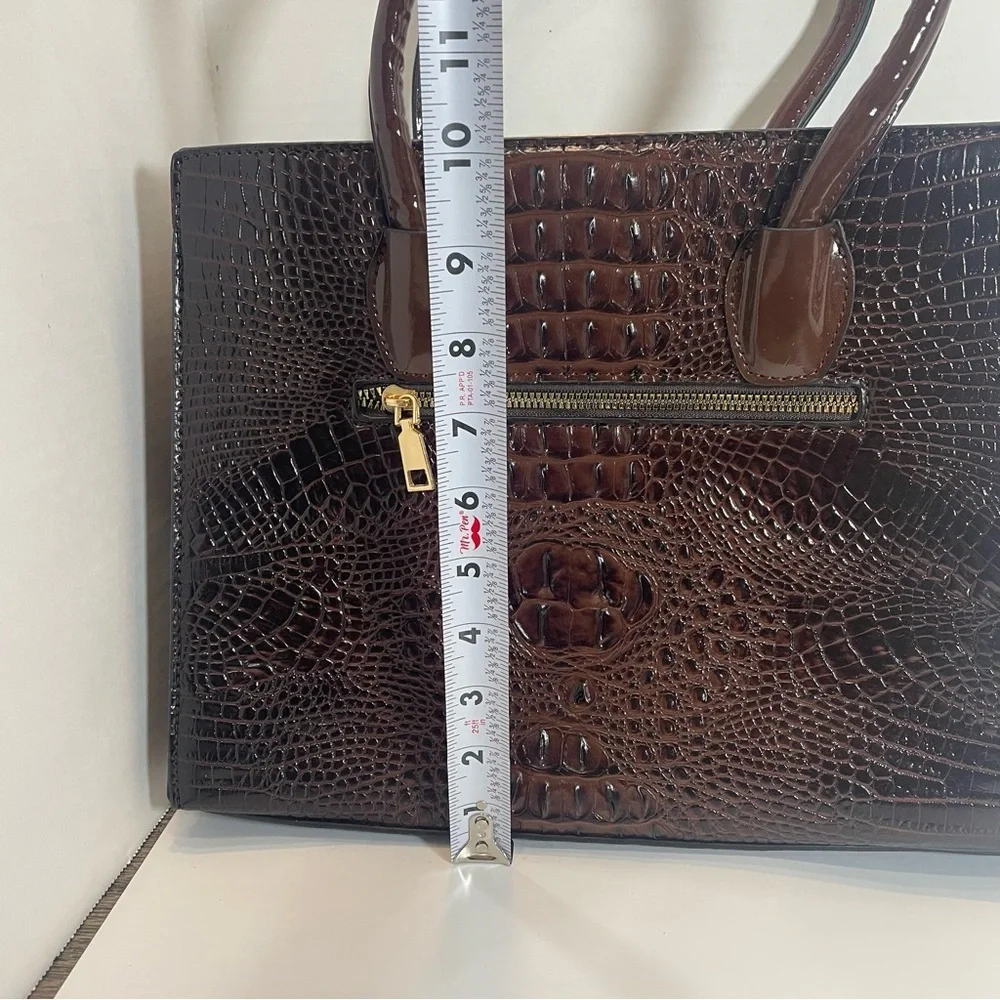 Elegant Brown Crocodile-Embossed Women's Handbag Set.shoulder strap. Unbranded.